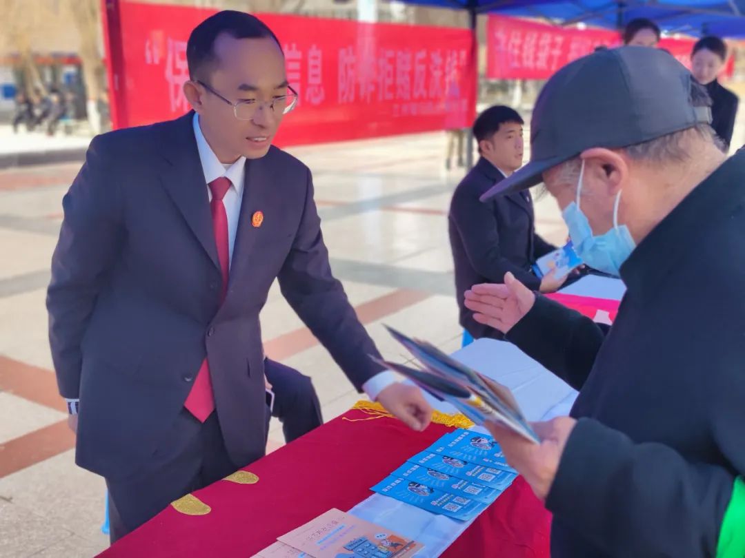 2024年3月15日,兰州市城关区法院刑事审判庭干警参加“2024‘3·15’金融消费者权益保护教育”宣传活动,并现场进行普法宣传。图片来源:兰州市城关区人民法院